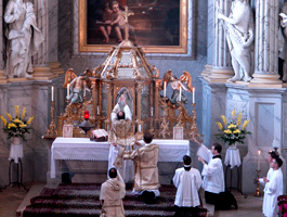 The moment of Elevation at the “Baroque Mass” in 2009 (photo by Istvn Fekete)
